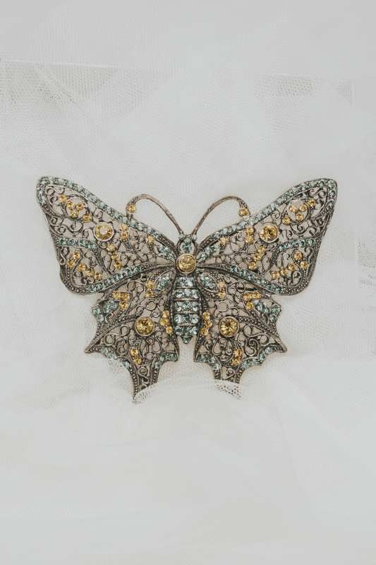 Broche mariposa piedras verdes