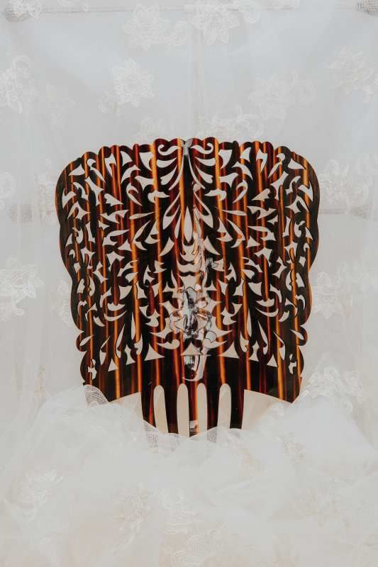 Peina mantilla carey custodia