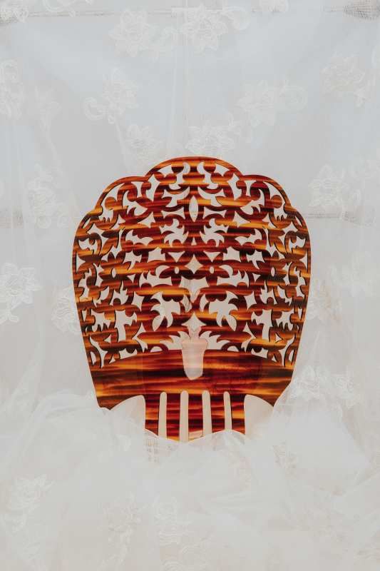 Peina mantilla flor alegría