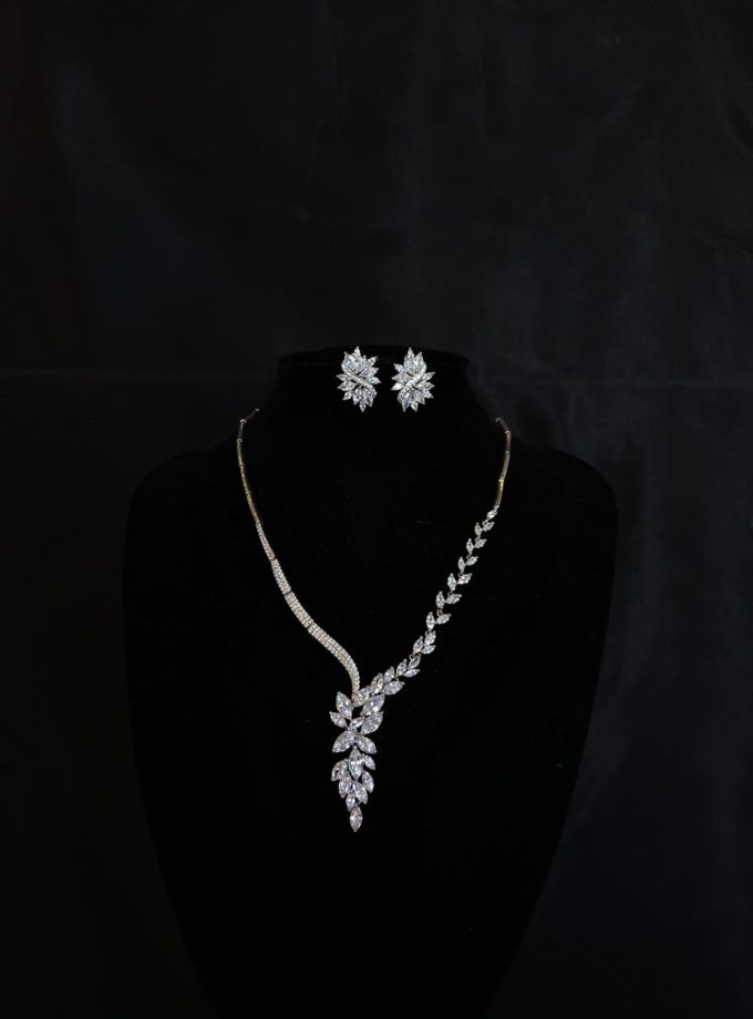 Complemento brillante con pendientes