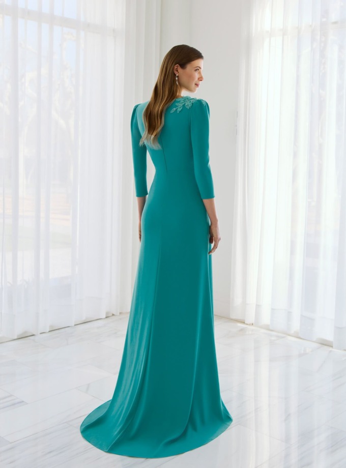 Vestido largo con pedrería y escote pico
