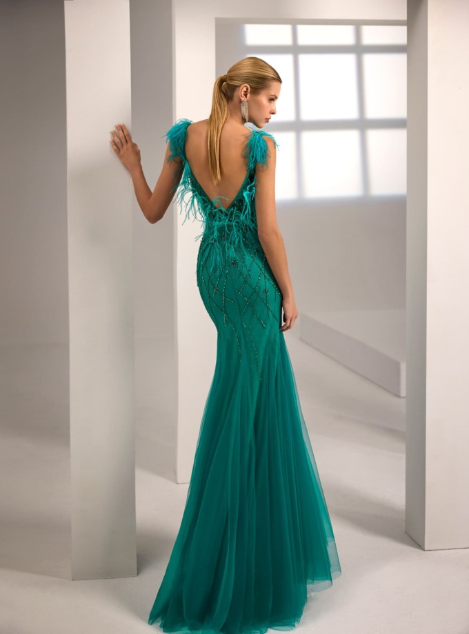 Vestido largo de pedrería con plumas