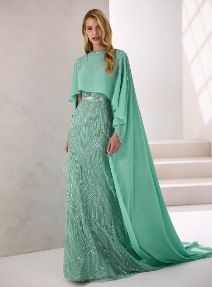 Vestido largo de pedrería con capa