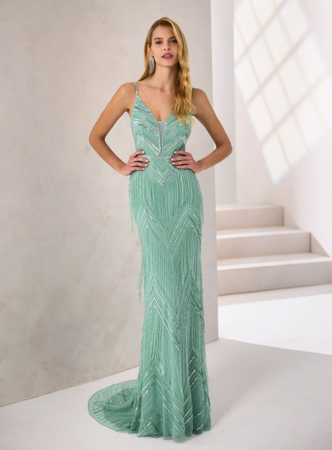 Vestido largo de pedrería con capa