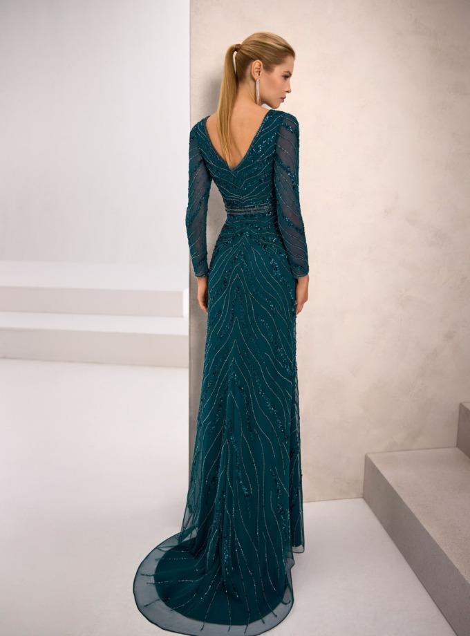 Vestido largo de pedrería con manga larga