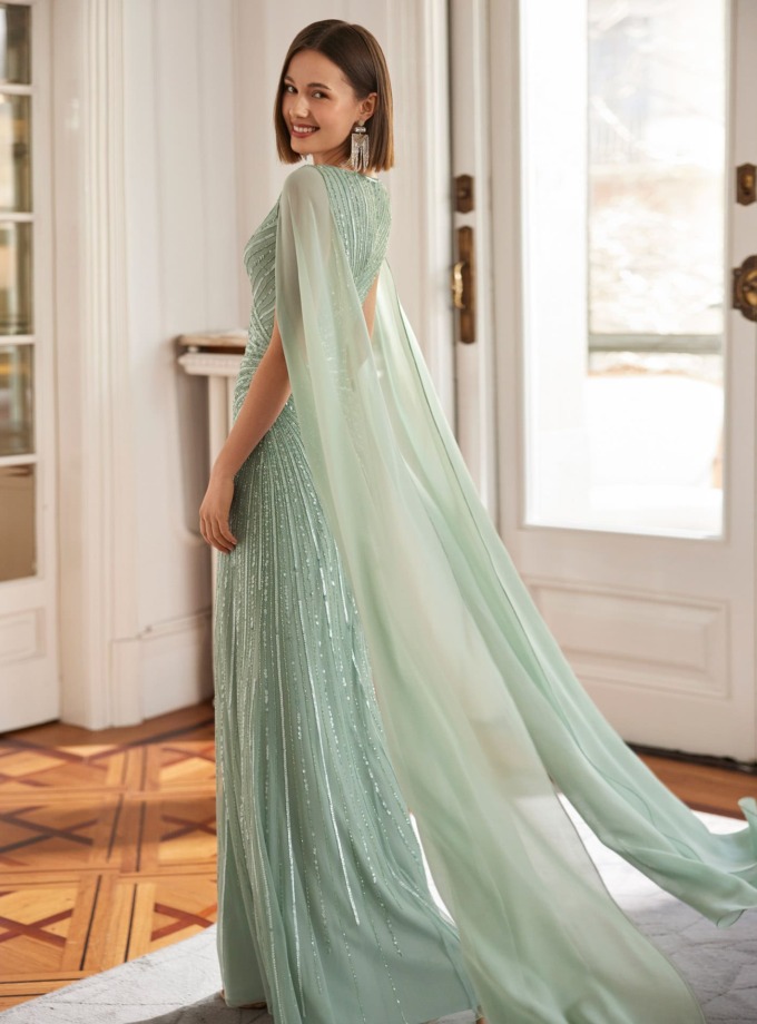 Vestido largo de pedrería y gasa con capa
