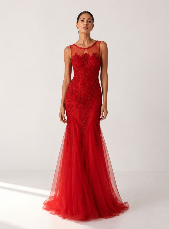 Vestido largo de pedrería corte sirena con transparencia delante y en la espalda en rojo